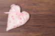 Foto: Herz mit Rosen und rosa Schleife Herz mit Rosen und rosa Schleife