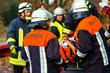 Unfall - Feuerwehr beatmet Unfallopfer auf Trage