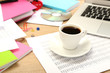 Foto: Cup of coffee on office desktop close-up Cup of coffee on office desktop close-up