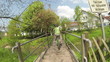 Kind fährt mit dem Fahrrad über eine Brücke