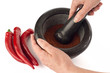 Chilipulver und hand mit Mörser