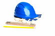 Bauhelm mit Zollstock und Bleistift