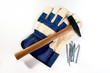 Arbeitshandschuhe mit Hammer und Nägel