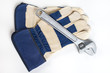 Schutzhandschuhe mit Schraubenschlüssel