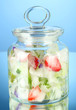 Foto: Ice cubes with flowers, strawberry pieces and herbs in glass Ice cubes with flowers, strawberry pieces and herbs in glass