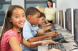 Foto: Elementary Students Working At Computers In Classroom Elementary Students Working At Computers In Classroom