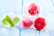Foto: Himbeeren und Minze im Eiswürfel Himbeeren und Minze im Eiswürfel