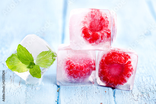 Photo: Himbeeren und Minze im Eiswürfel Himbeeren und Minze im Eiswürfel