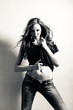 Photo: Portrait einer schönen jungen Frau mit Jeans und Top Portrait einer schönen jungen Frau mit Jeans und Top