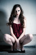 Photo: Portrait einer schönen jungen Frau in rotem Kleid Portrait einer schönen jungen Frau in rotem Kleid