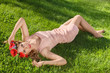 Foto: Young woman lying on grass Young woman lying on grass