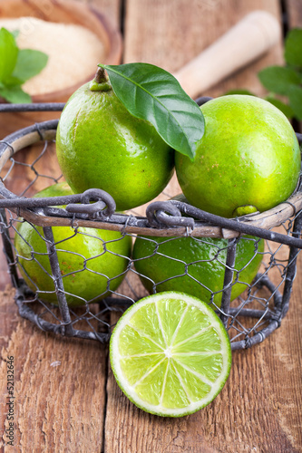 Photo: frische Limetten im Drahtkorb frische Limetten im Drahtkorb