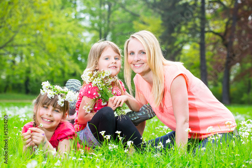 Photo: familie auf der wiese familie auf der wiese
