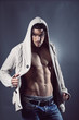 Foto: Handsome fashion model posing with stomach muscles Handsome fashion model posing with stomach muscles