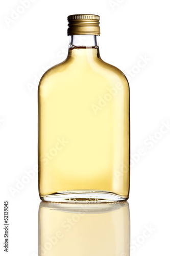 Photo: Flachmann mit Schnaps isoliert Flachmann mit Schnaps isoliert