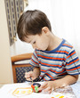 Foto: Little boy paints Little boy paints