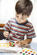 Foto: Little boy paints Little boy paints