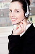 Junge brünette Frau arbeitet in einem callcenter mit headset