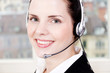 Junge brünette Frau arbeitet in einem callcenter mit headset