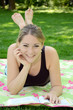 Foto: Junge Frau liest Buch im Park Junge Frau liest Buch im Park