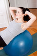 junge attractive frau macht einen workout stretch übungen fitne