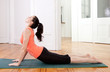 junge attractive frau macht einen workout stretch übungen fitne