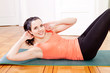 junge attractive frau macht einen workout stretch übungen fitne