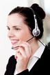 Junge brünette Frau arbeitet in einem callcenter mit headset