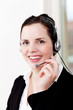 Junge brünette Frau arbeitet in einem callcenter mit headset