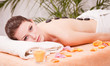 junge attraktve frau bekommt eine hot stone massage zur entspann