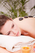 junge attraktve frau bekommt eine hot stone massage zur entspann
