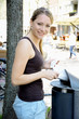 Photo: Junge Frau wirft Müll in Mülleimer Junge Frau wirft Müll in Mülleimer