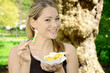 Junge Frau isst Pommes Frites