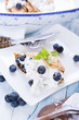 Pfannkuchen mit Cremefüllung und Blaubeeren