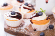 Muffins mit Cremehaube und Blaubeeren