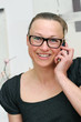 Frau telefoniert mit Handy