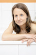 Foto: Junge Frau in Badewanne Junge Frau in Badewanne