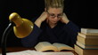 Vídeo: Woman in bathrobe reading book at night Woman in bathrobe reading book at night