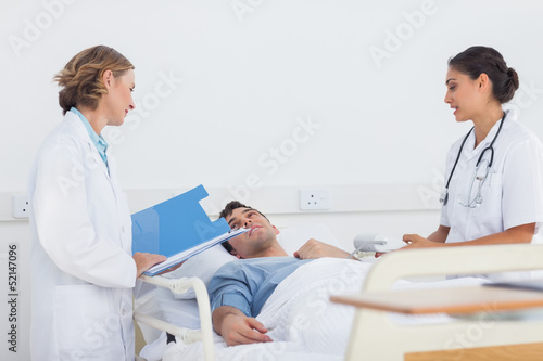 Photo: Doctors explaining the symptoms to a patient Doctors explaining the symptoms to a patient