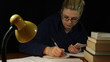 Vídeo: Woman in bathrobe counting money at night Woman in bathrobe counting money at night