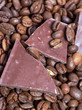 Kaffeebohnen und Schokolade