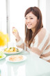 食事をする女性