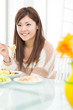 食事をする女性