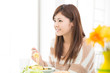食事をする女性
