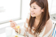 食事をする女性