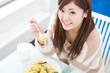 食事をする女性