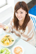 食事をする女性