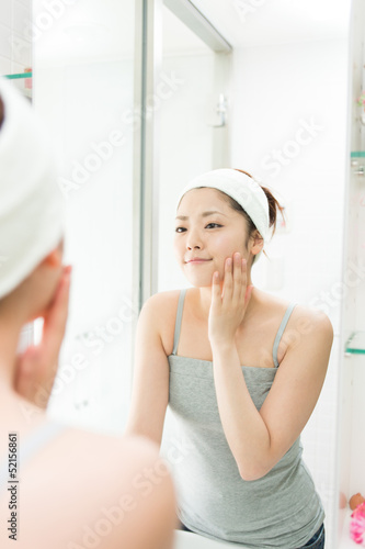 Photo: 鏡を見る女性 鏡を見る女性