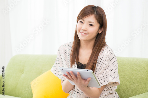 Photo: 部屋でタブレットを見る女性 部屋でタブレットを見る女性