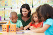 Foto: Group Of Elementary Age Children In Art Class With Teacher Group Of Elementary Age Children In Art Class With Teacher